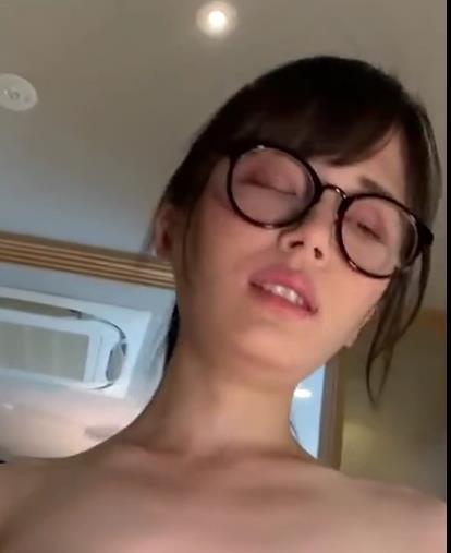 露脸眼镜娘